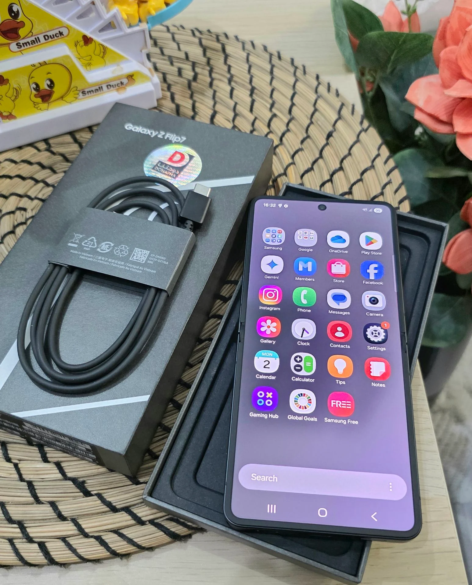512Gb Galaxy Z Flip 7 JetBlack photo 2