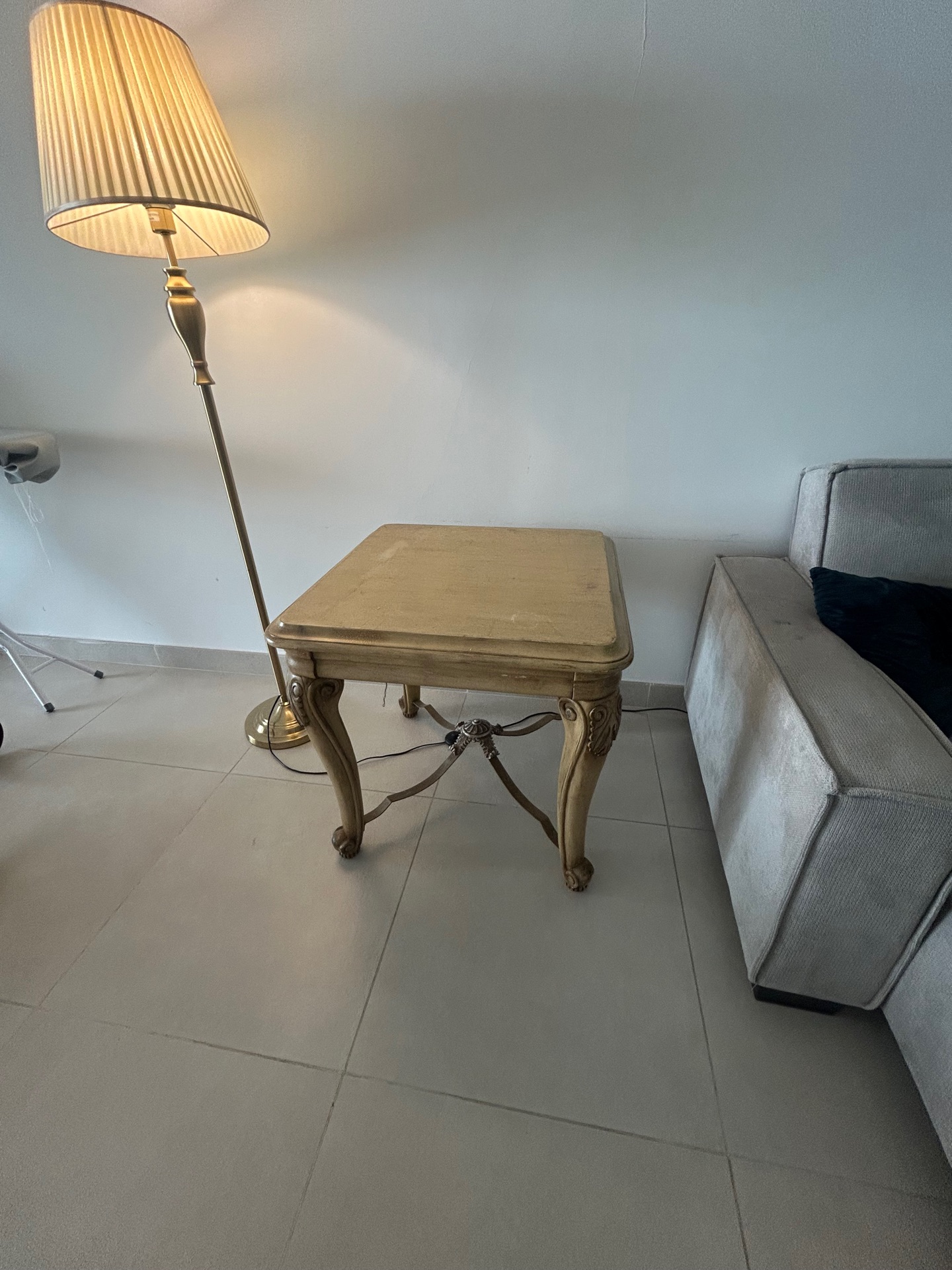 Sofa peninsula and sofa bed along with side table and lamp photo 3