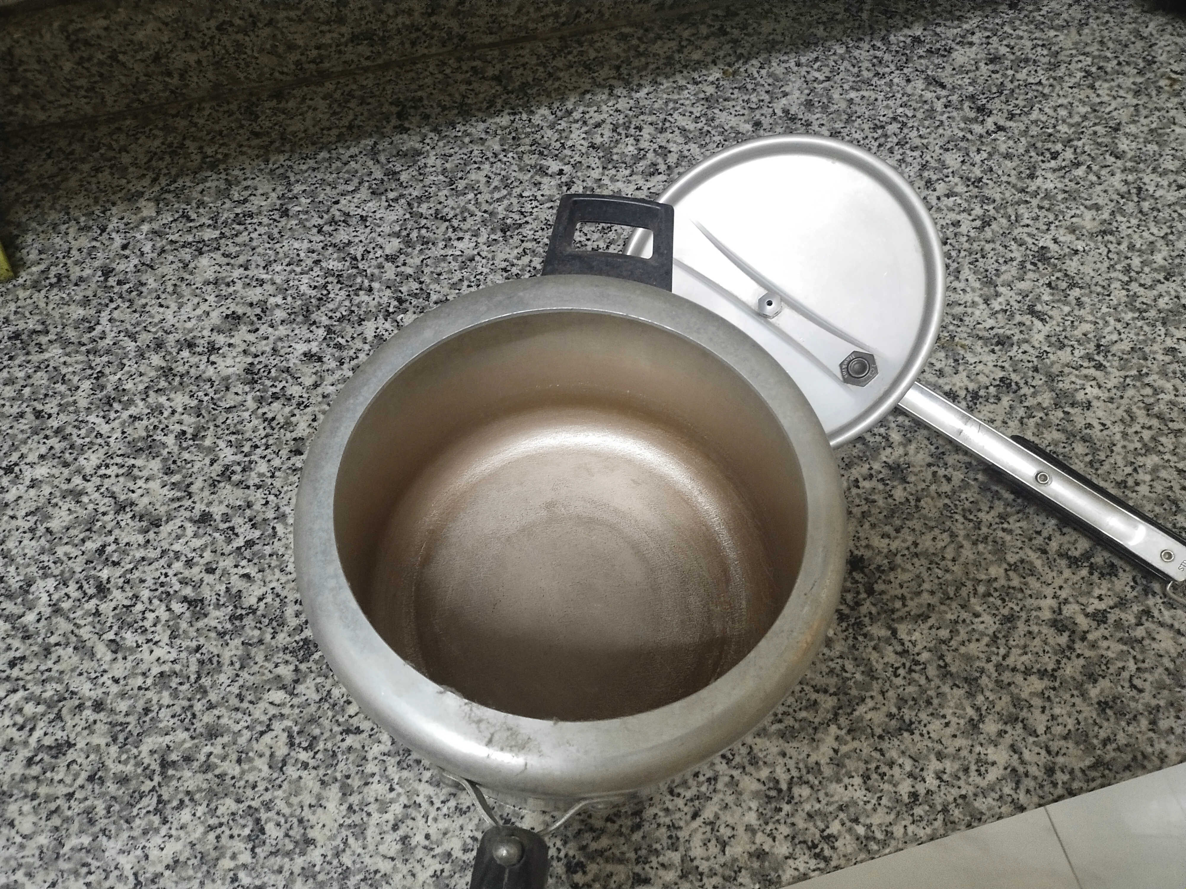 Hawkins pressure cooker 5 litre with 2 containers photo 2