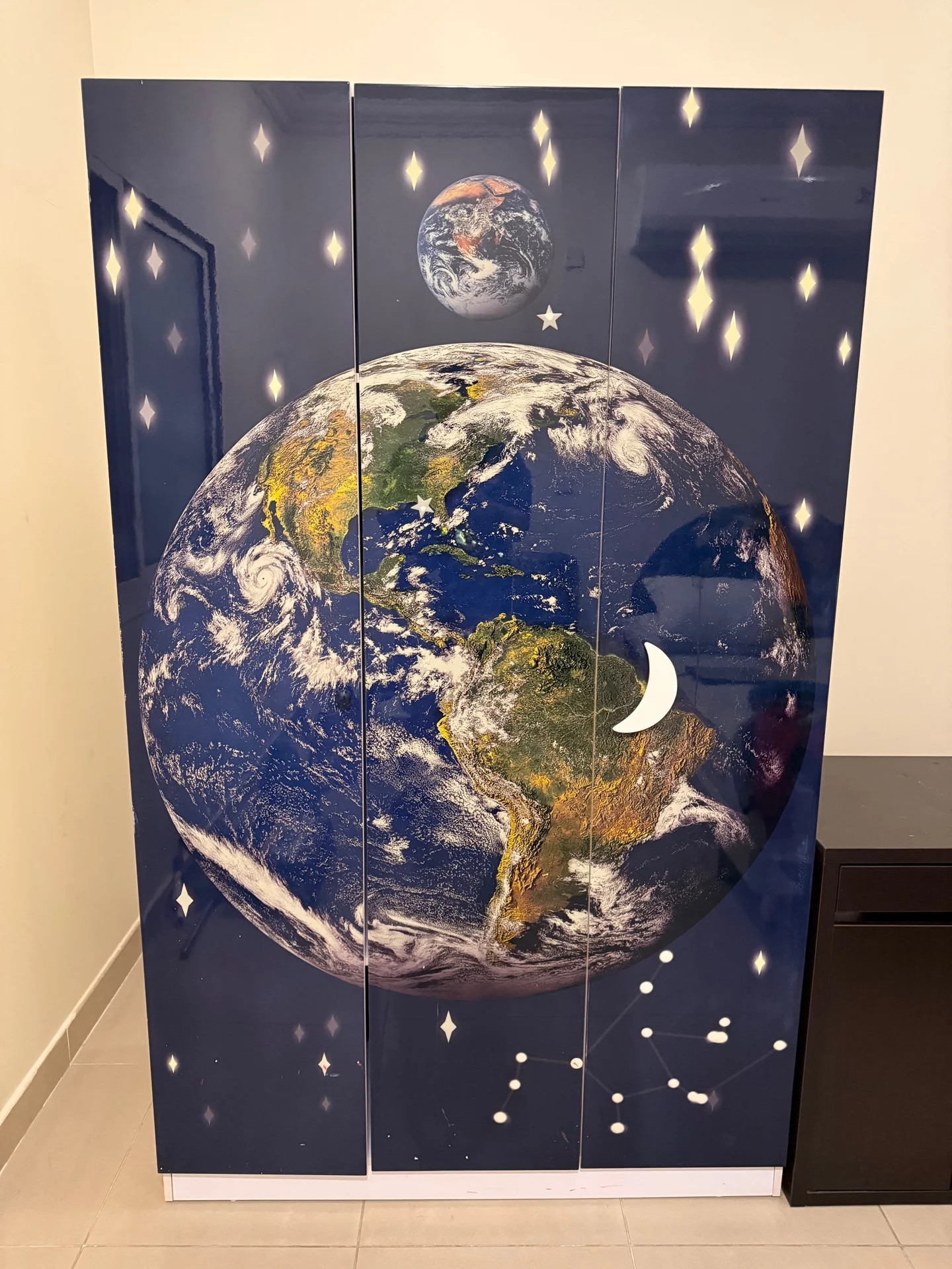 Space-Themed 4-Door Wardrobe with Shelves – Excellent Condition photo 1