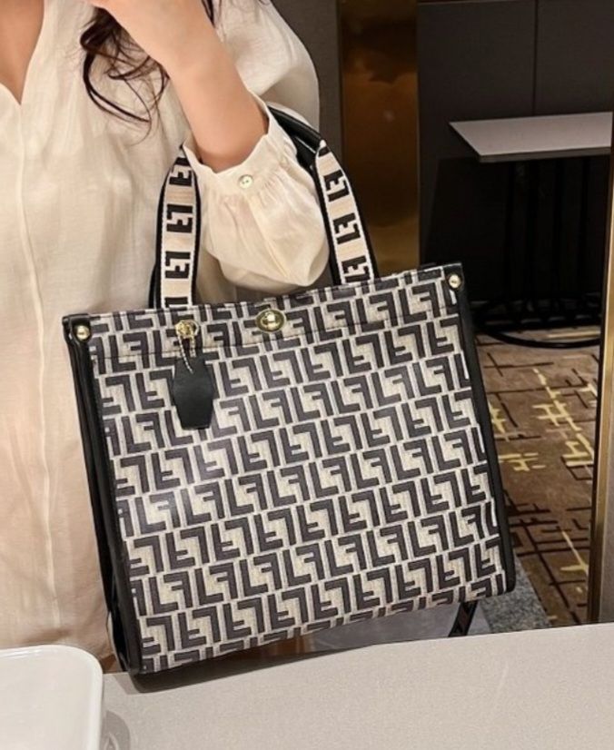 Large tote photo 4